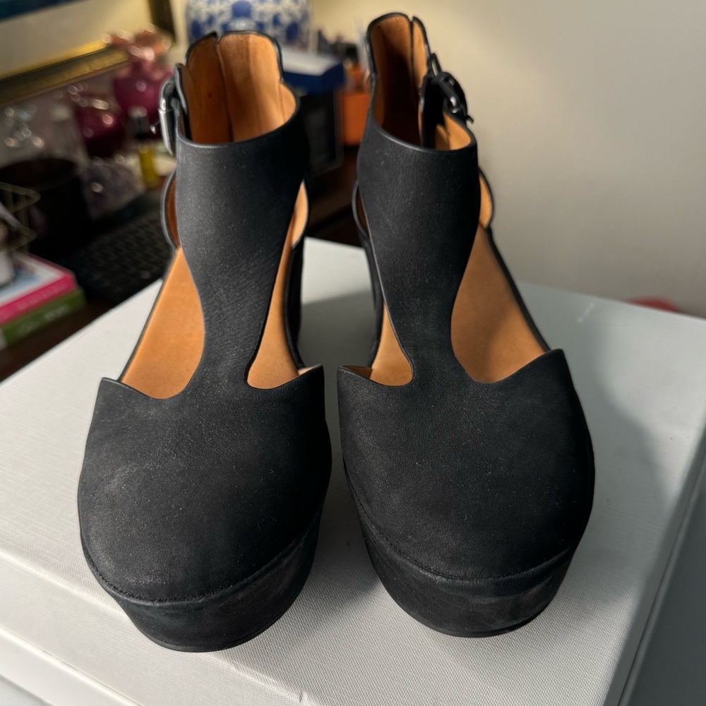 Black suede Gentle Souls 2” flatform sandals size 9M